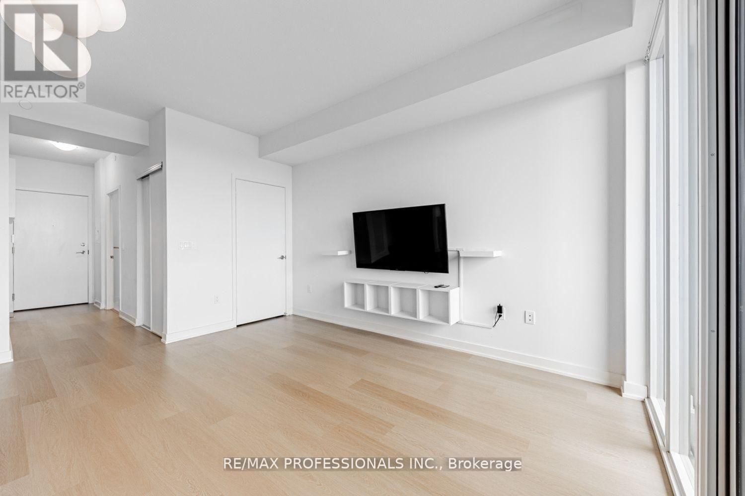 313 - 859 THE QUEENSWAY Image 10