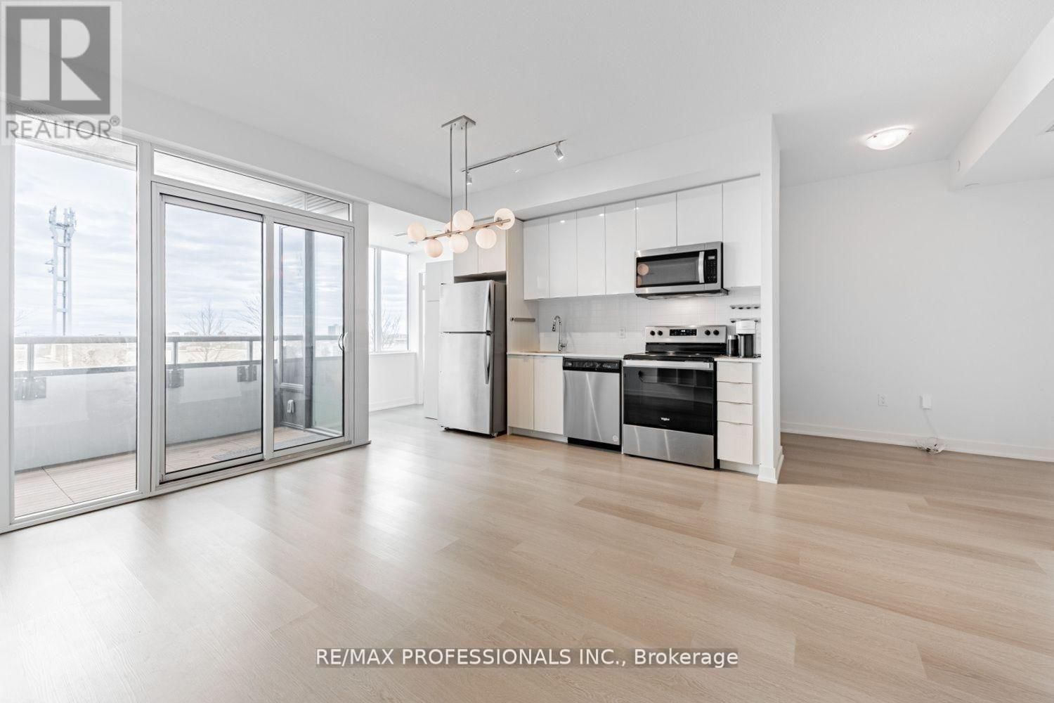 313 - 859 THE QUEENSWAY Image 11