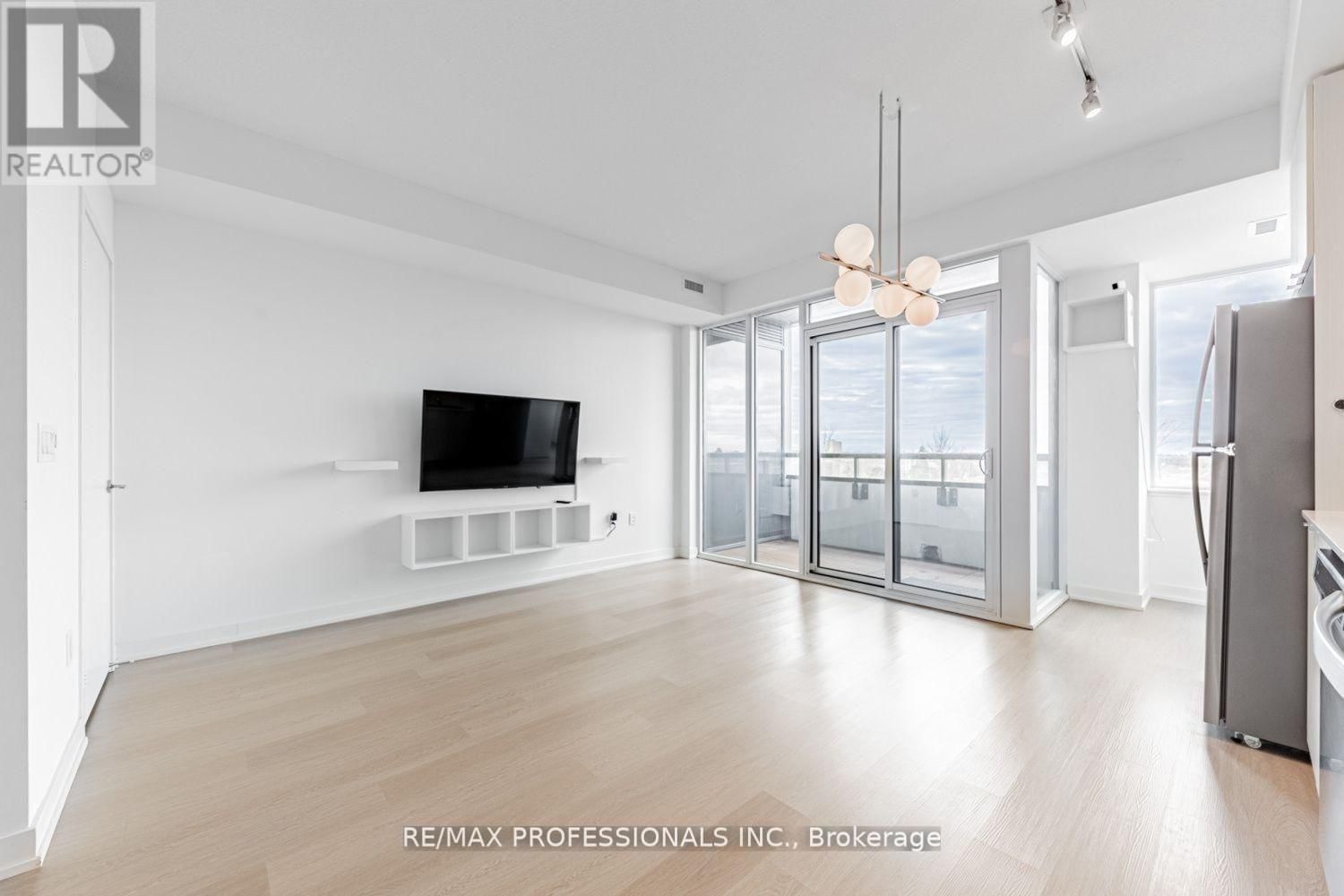 313 - 859 THE QUEENSWAY Image 13