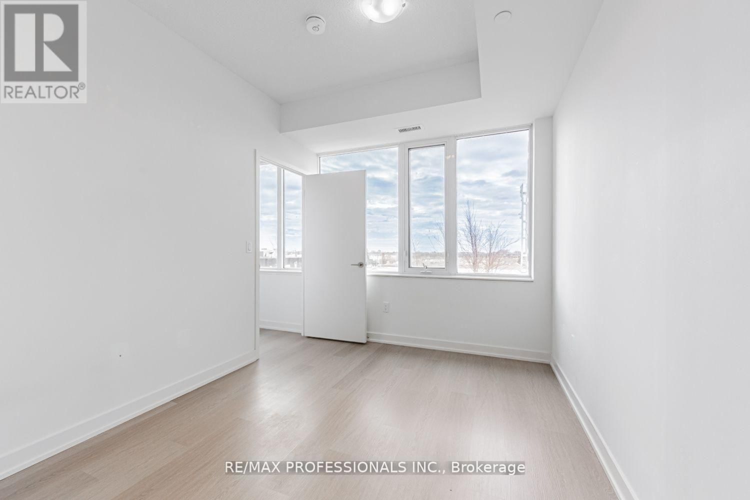 313 - 859 THE QUEENSWAY Image 14