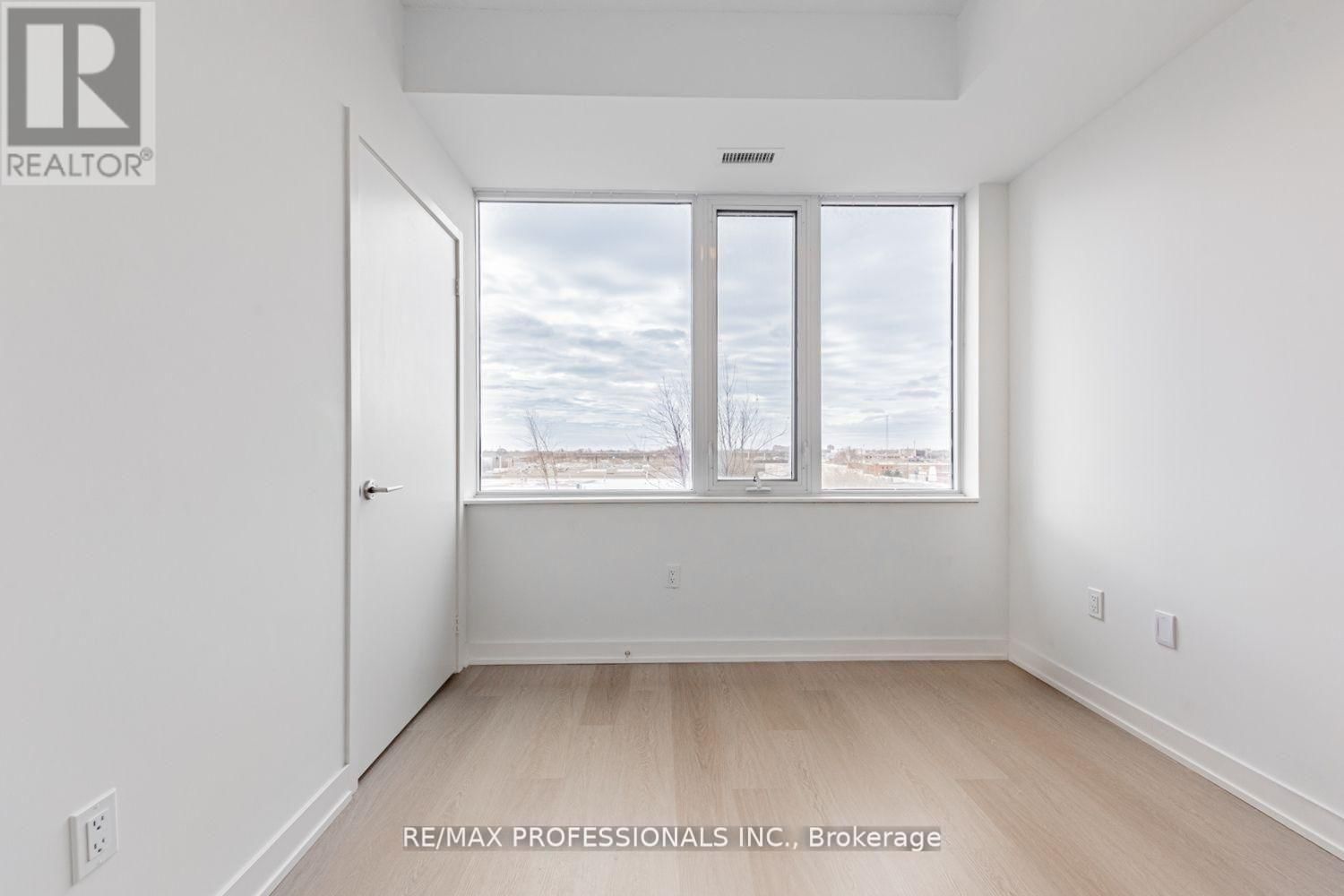 313 - 859 THE QUEENSWAY Image 17