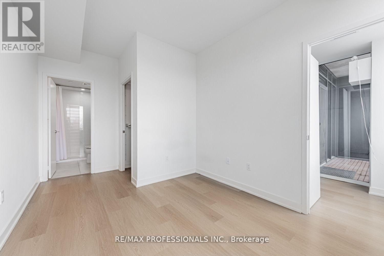 313 - 859 THE QUEENSWAY Image 18