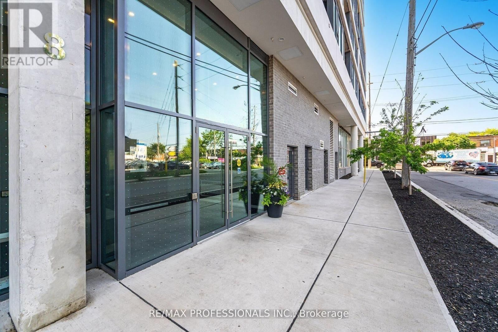 313 - 859 THE QUEENSWAY Image 2