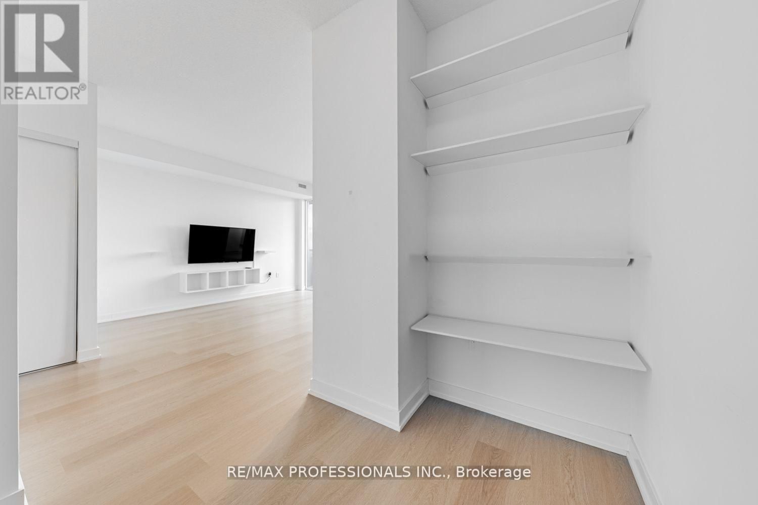 313 - 859 THE QUEENSWAY Image 21