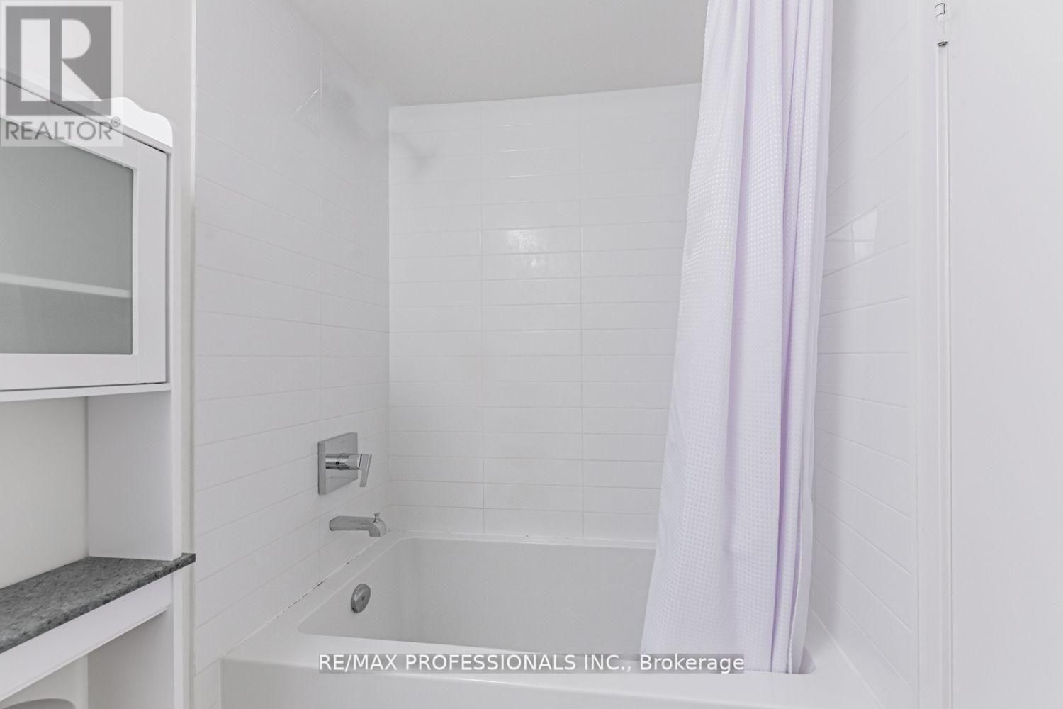 313 - 859 THE QUEENSWAY Image 22