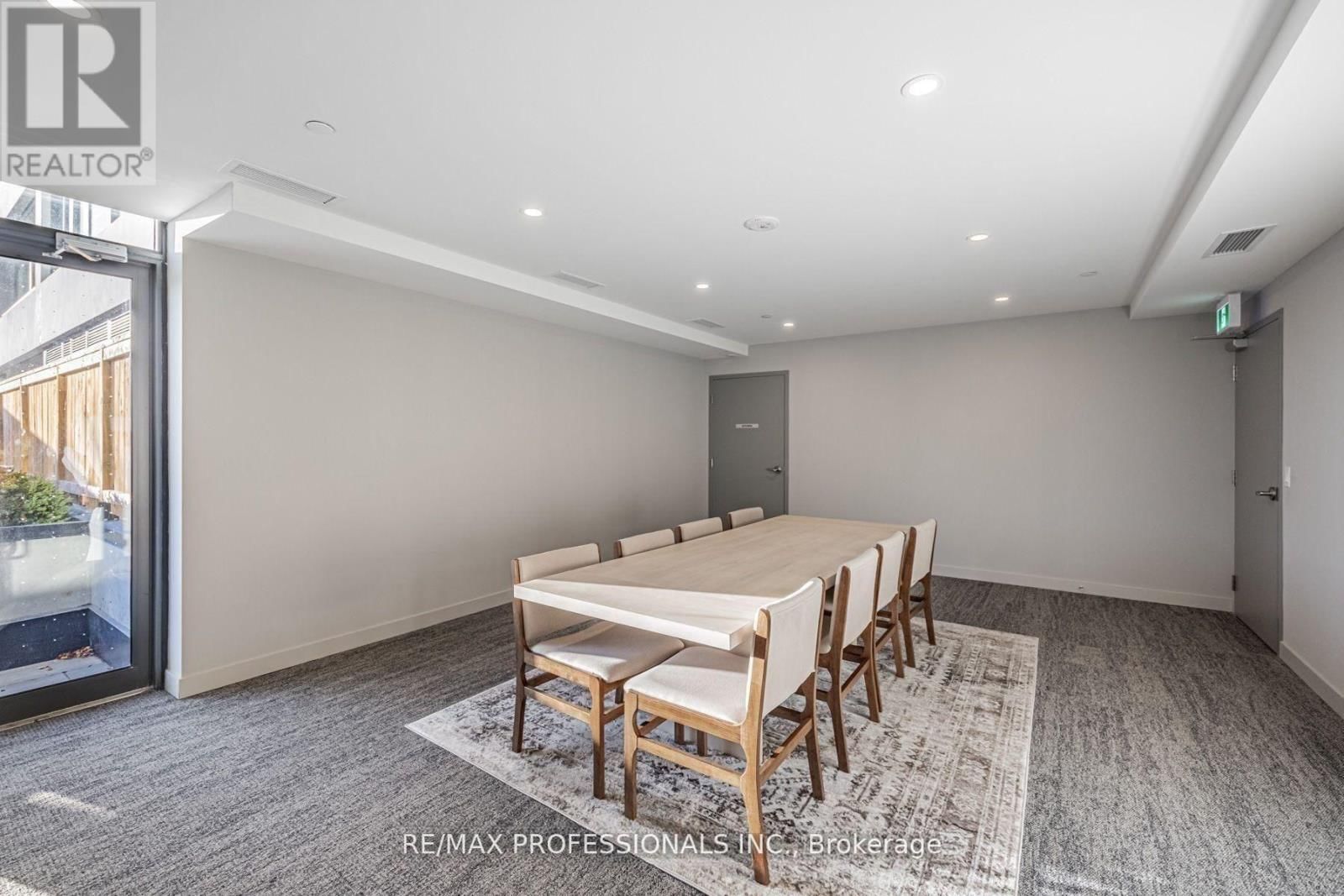 313 - 859 THE QUEENSWAY Image 25