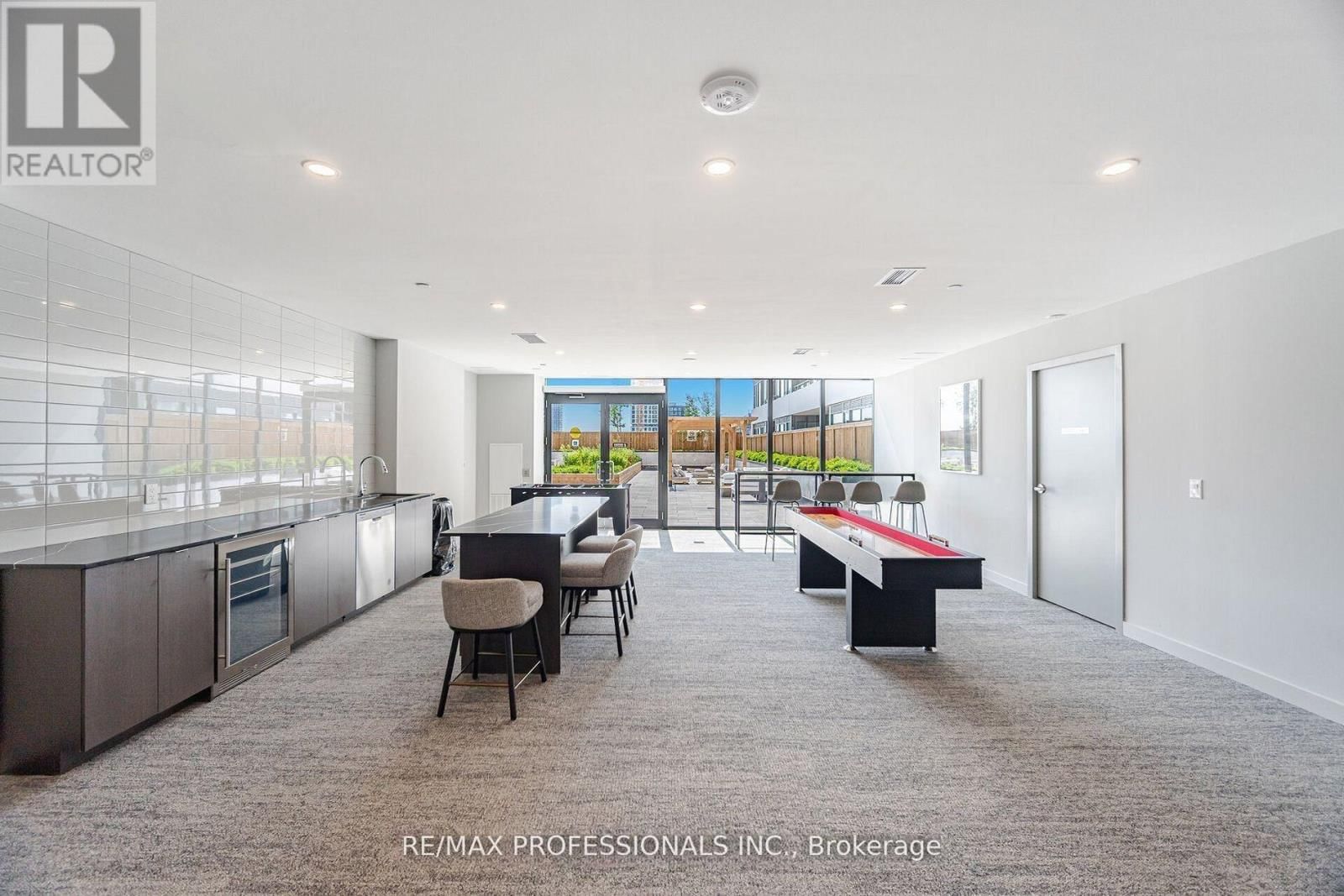 313 - 859 THE QUEENSWAY Image 28