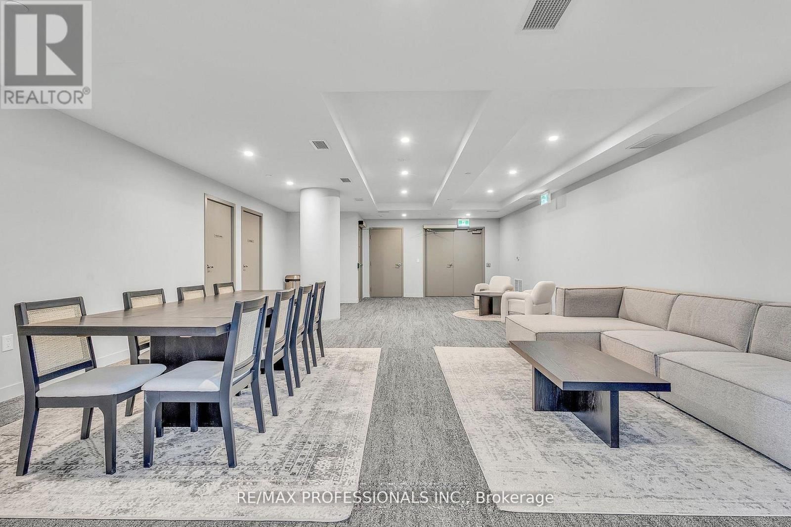 313 - 859 THE QUEENSWAY Image 29