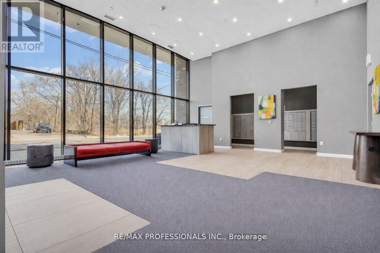 313 - 859 THE QUEENSWAY Image 3