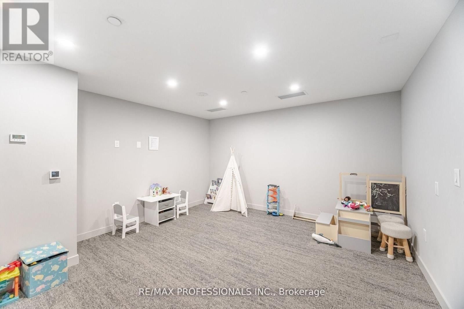 313 - 859 THE QUEENSWAY Image 31