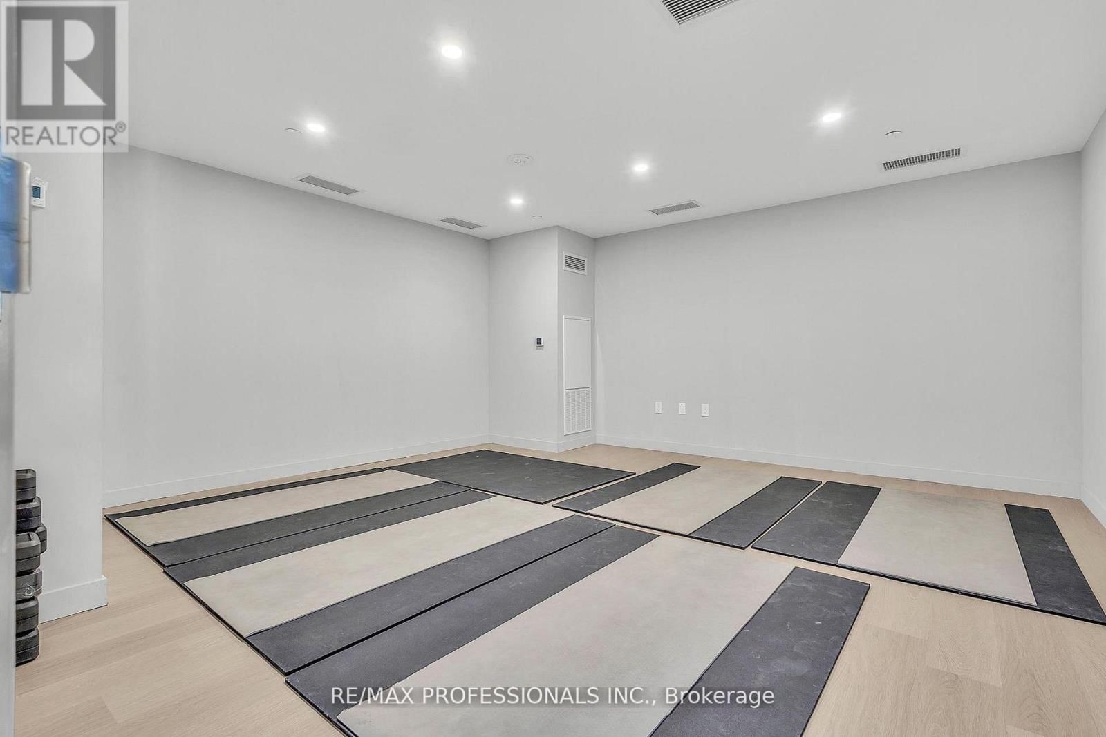 313 - 859 THE QUEENSWAY Image 32