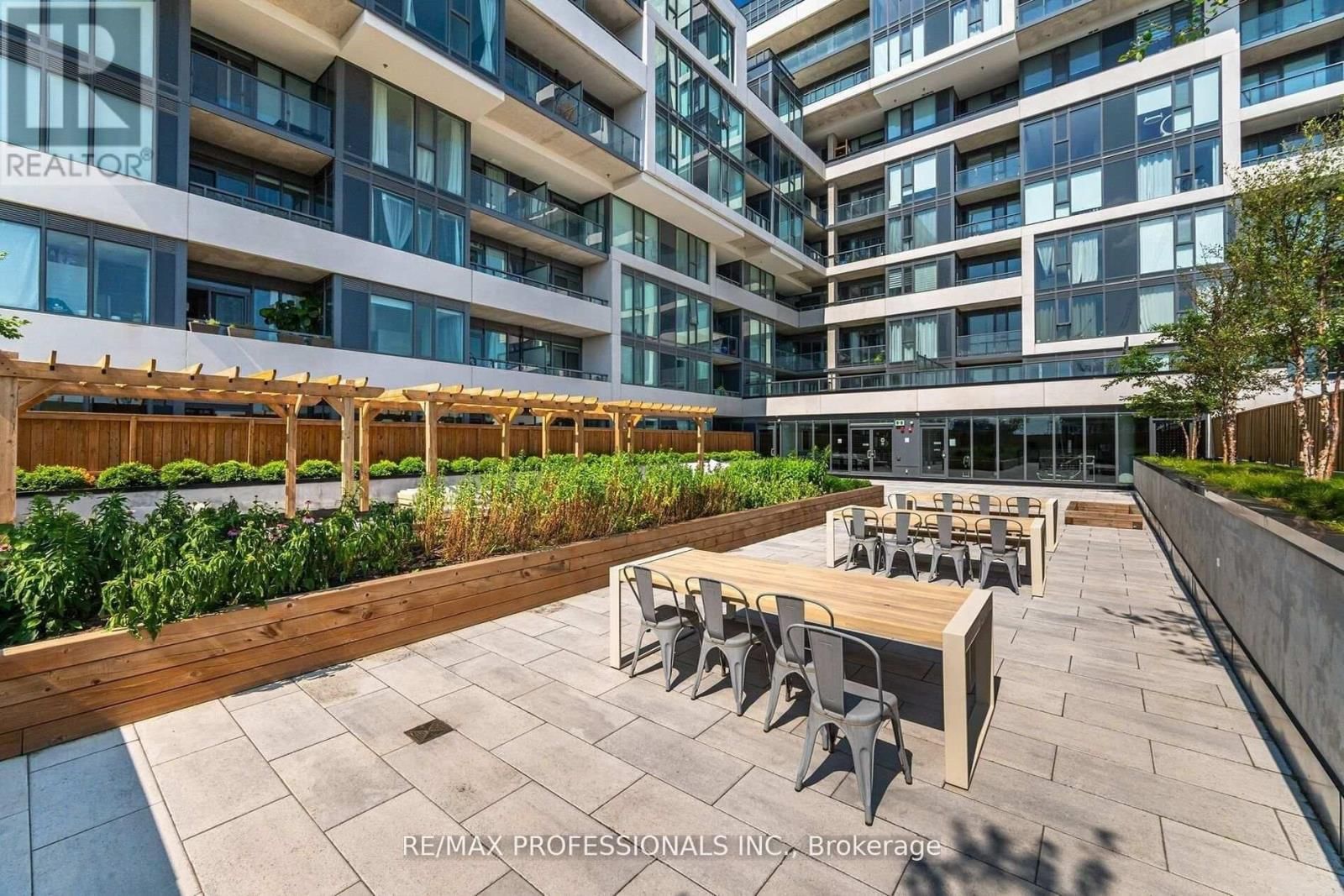 313 - 859 THE QUEENSWAY Image 33