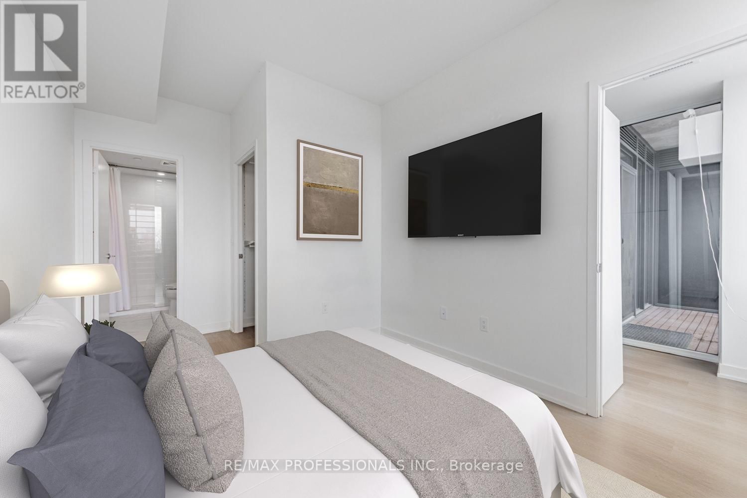 313 - 859 THE QUEENSWAY Image 9