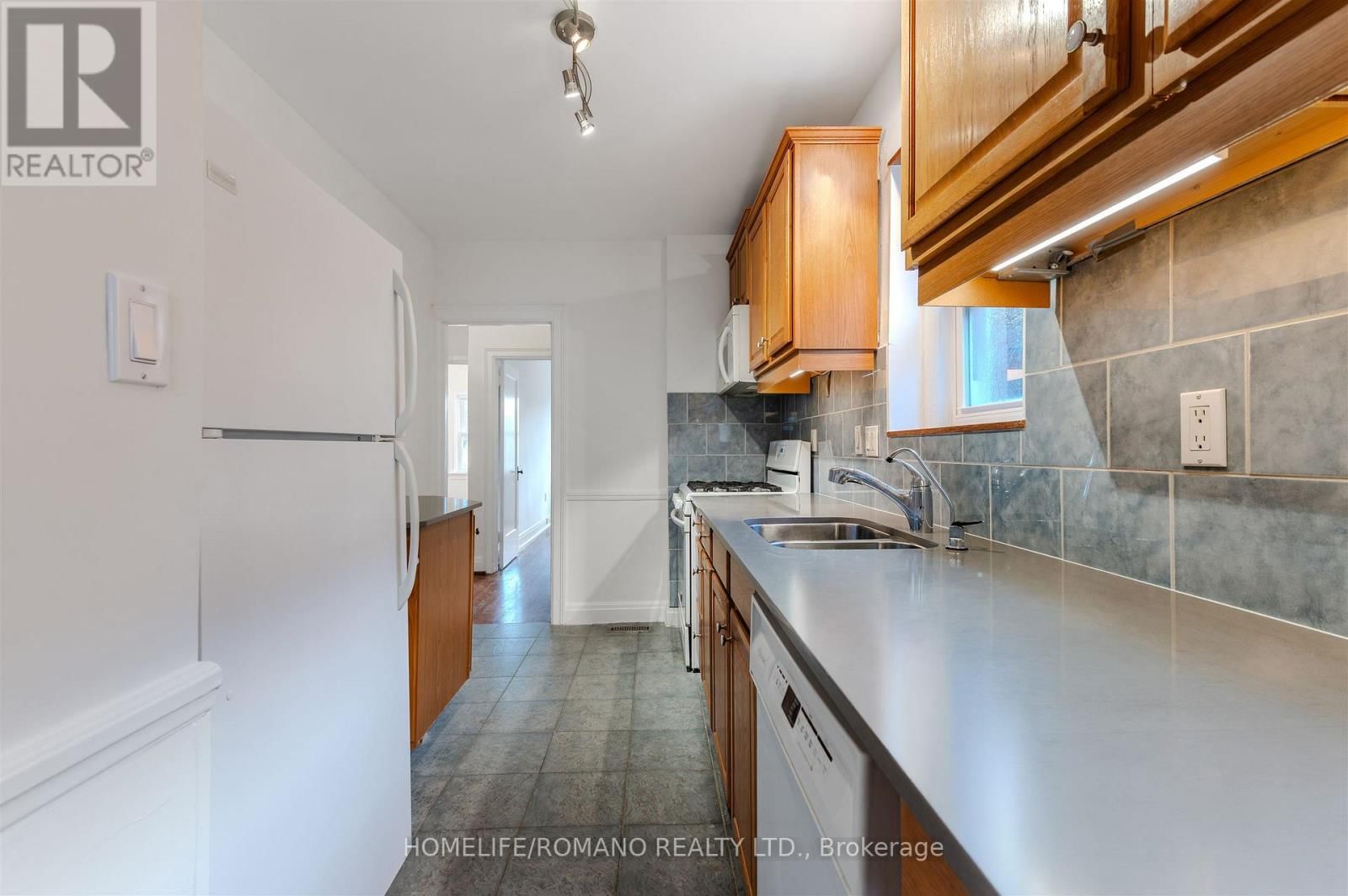 9 LITTLE AVENUE Image 16