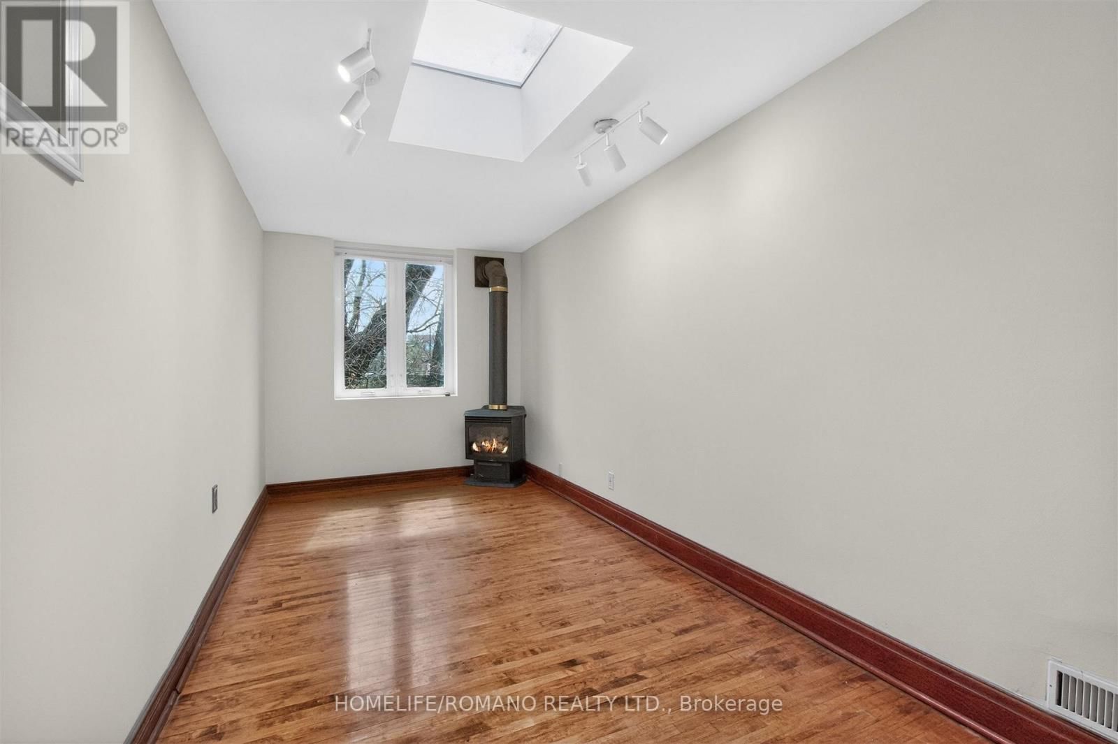 9 LITTLE AVENUE Image 18