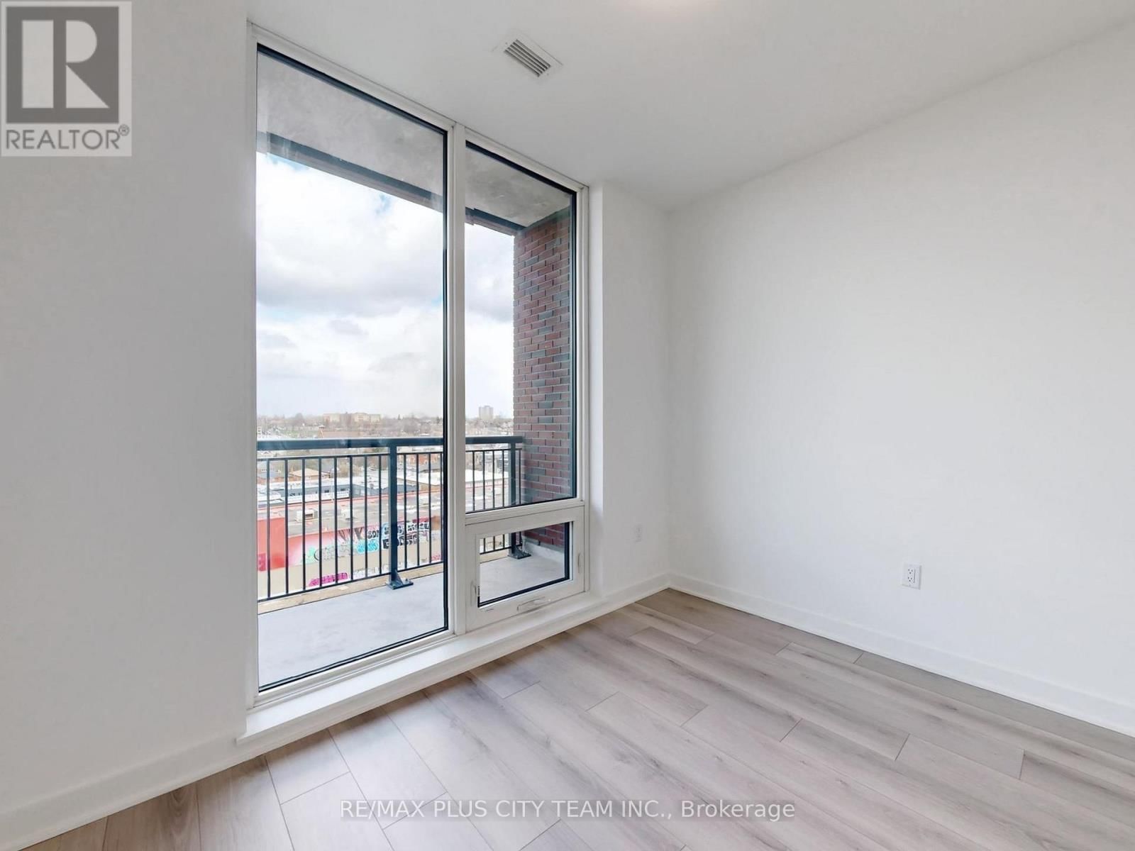 714 - 1185 DUPONT STREET Image 21