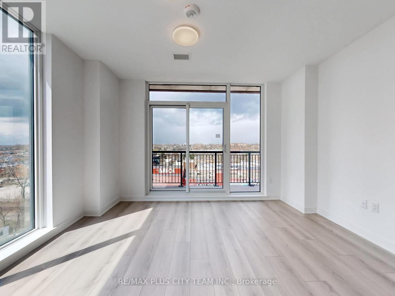 714 - 1185 DUPONT STREET Image 7