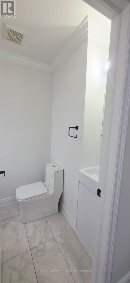 Upper - 50 ROCKMAN CRESCENT Image 13