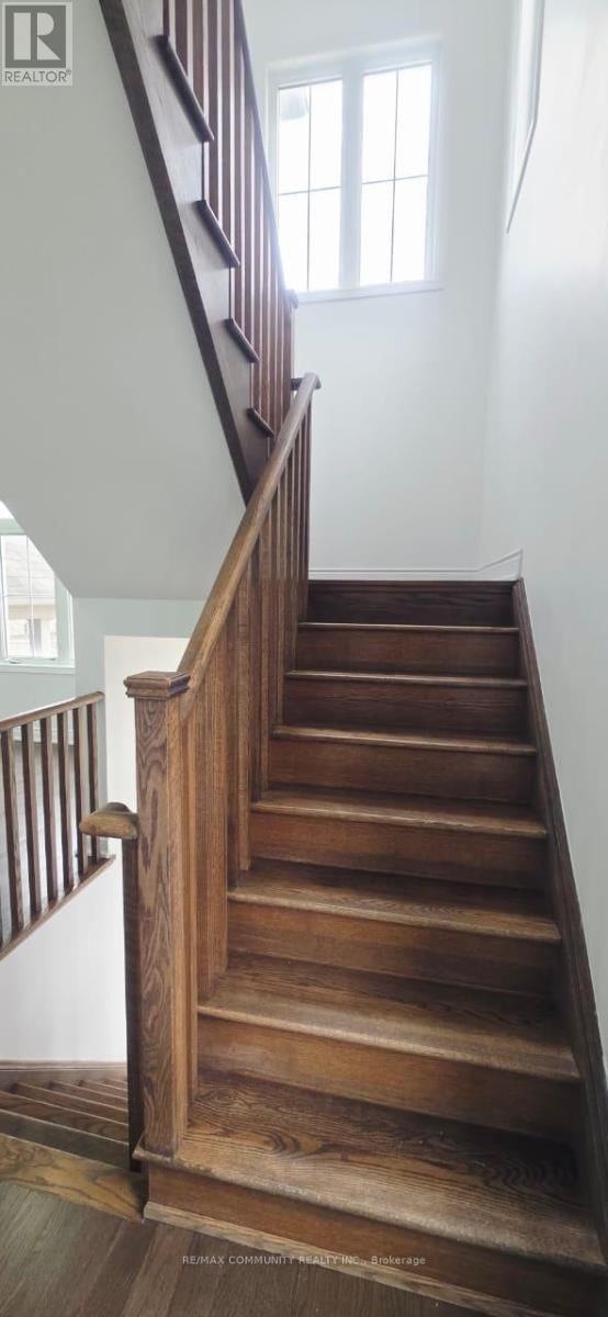 Upper - 50 ROCKMAN CRESCENT Image 15