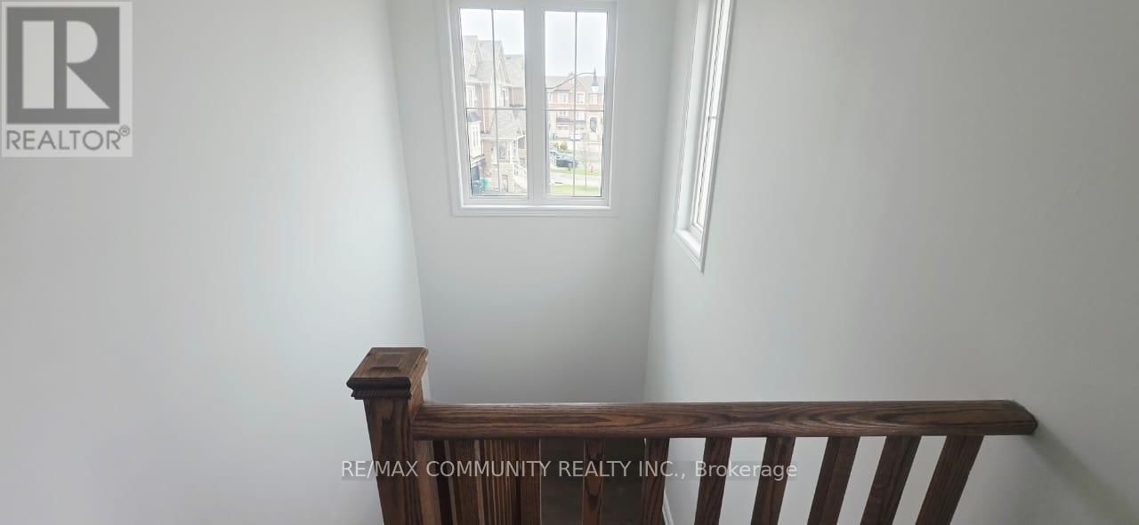 Upper - 50 ROCKMAN CRESCENT Image 17