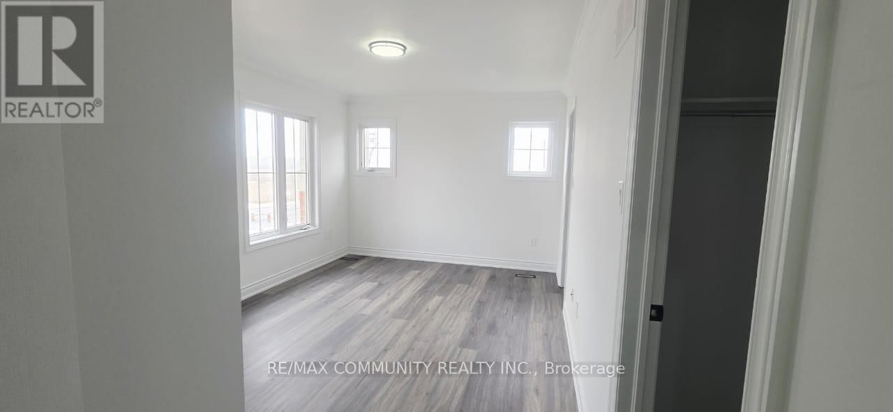 Upper - 50 ROCKMAN CRESCENT Image 18