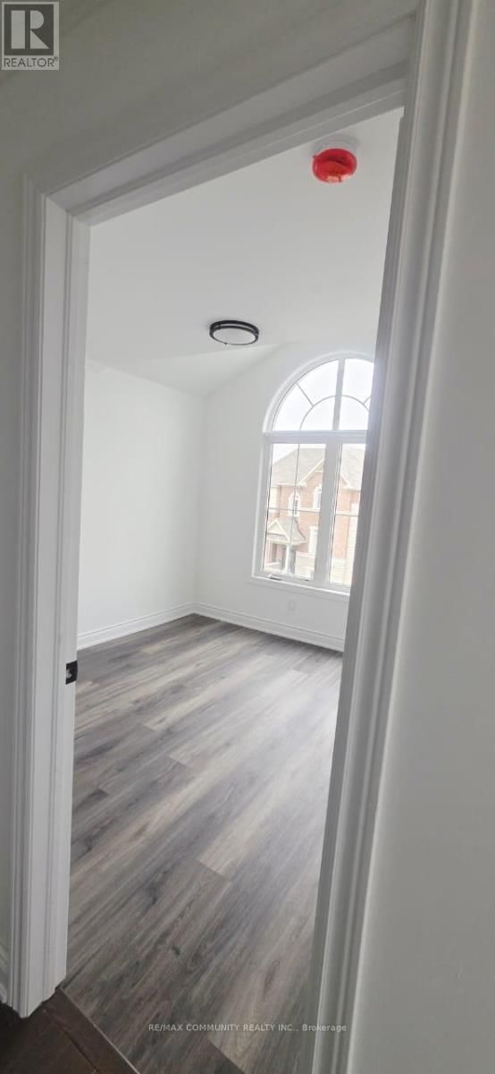 Upper - 50 ROCKMAN CRESCENT Image 24