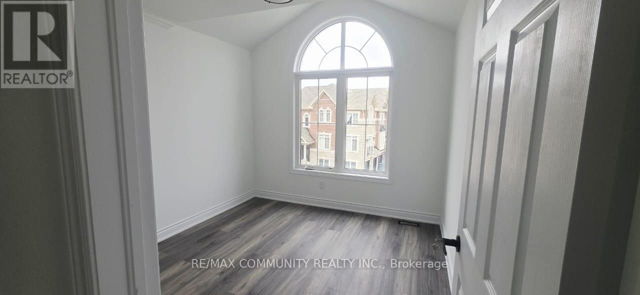 Upper - 50 ROCKMAN CRESCENT Image 25