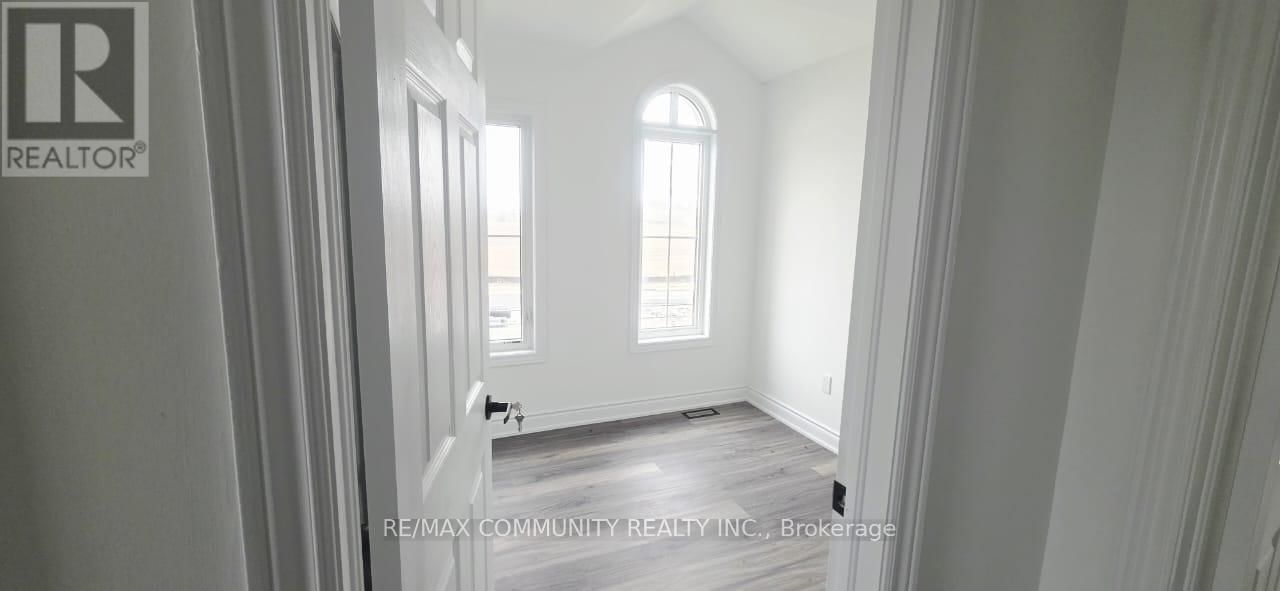 Upper - 50 ROCKMAN CRESCENT Image 27