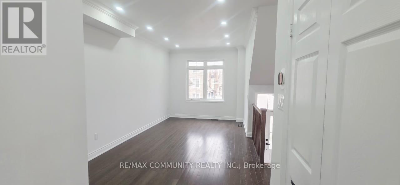 Upper - 50 ROCKMAN CRESCENT Image 4