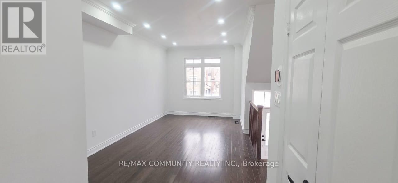 Upper - 50 ROCKMAN CRESCENT Image 5