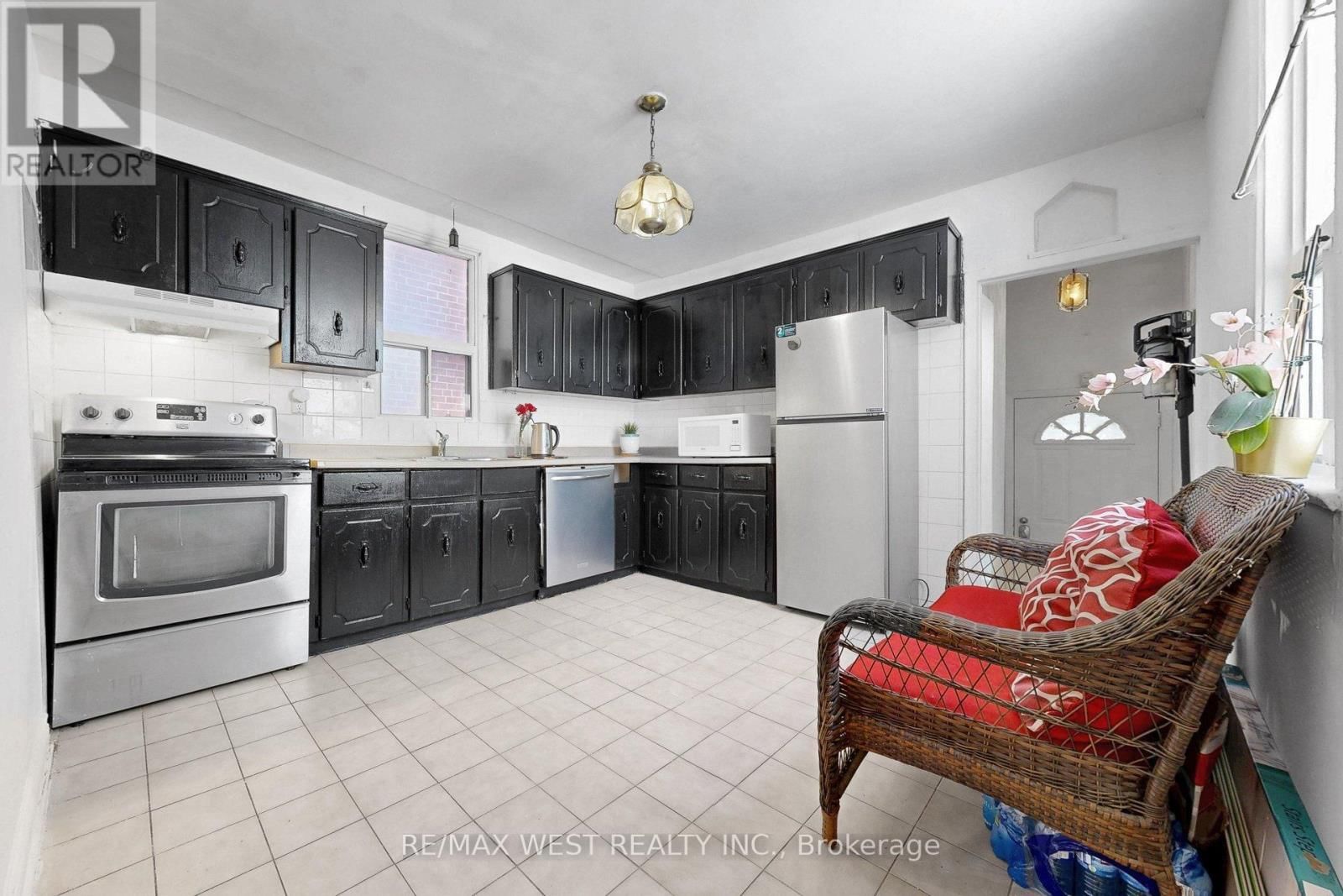 538 MCROBERTS AVENUE Image 11