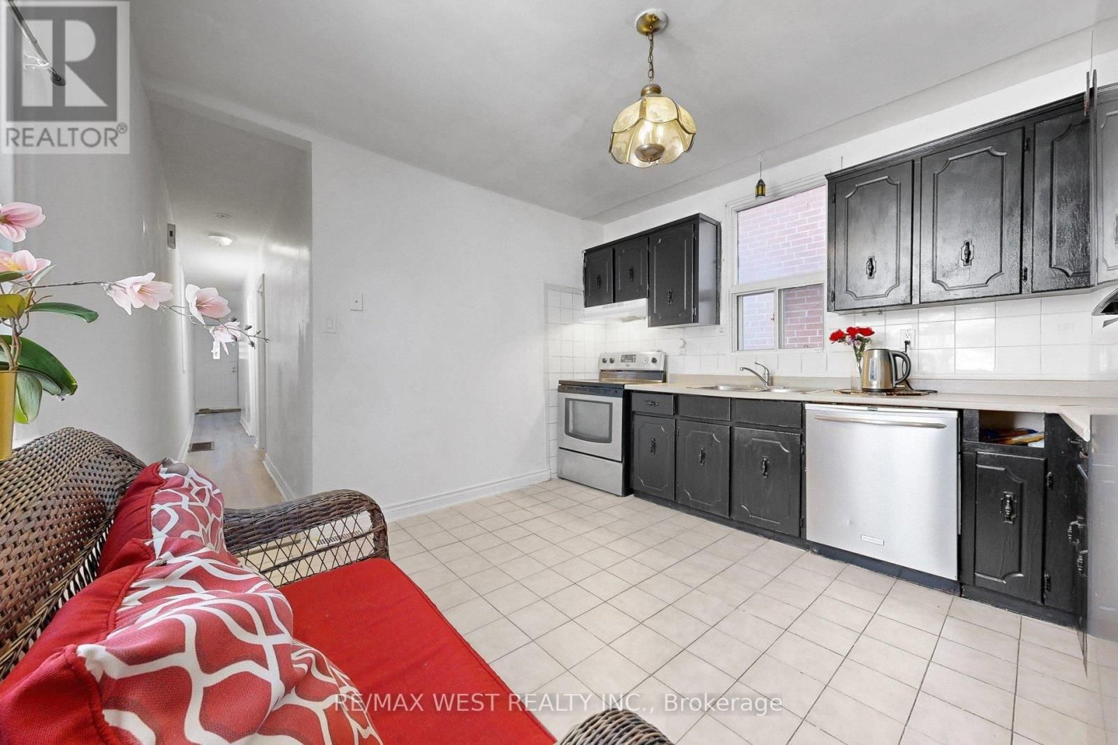 538 MCROBERTS AVENUE Image 12