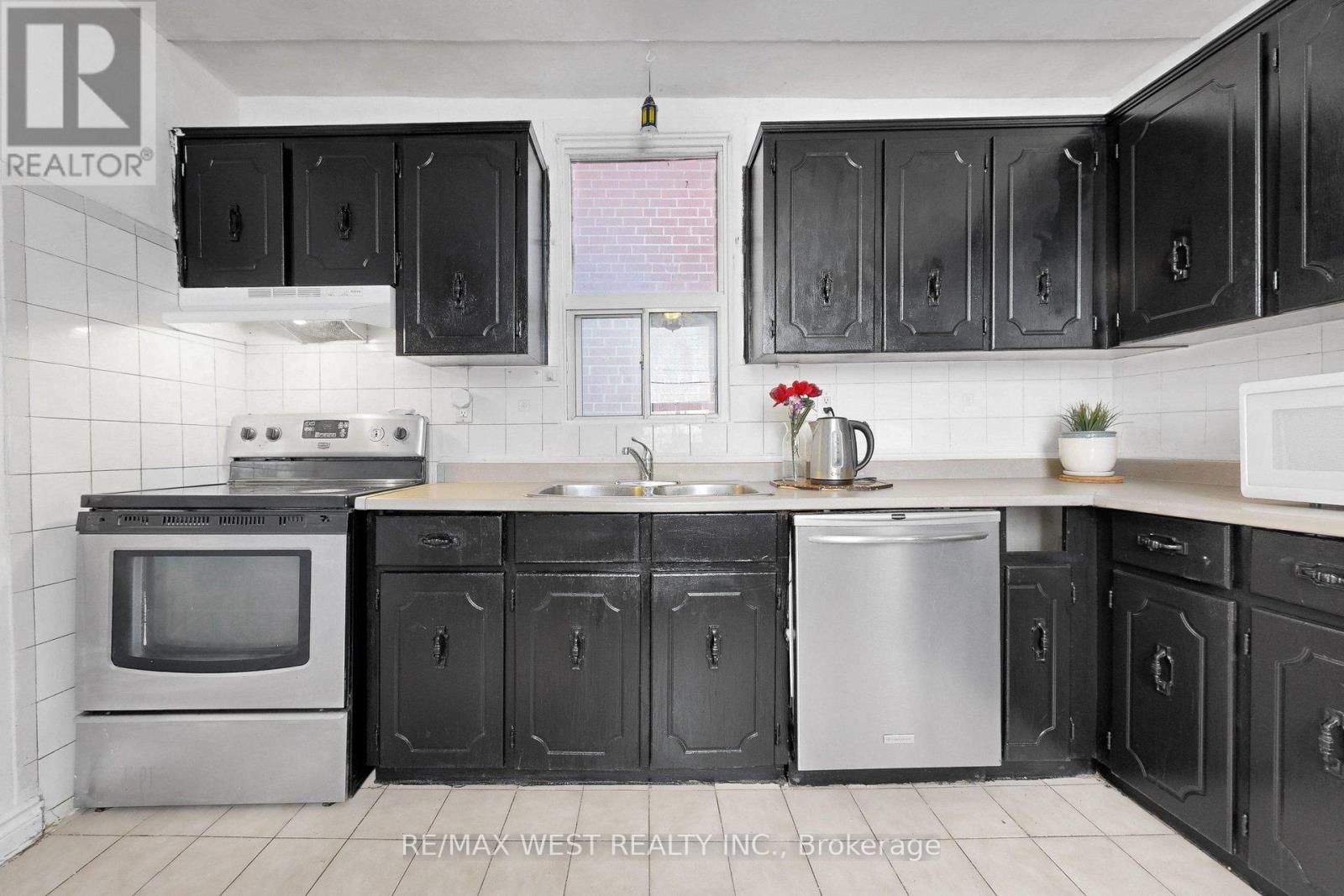 538 MCROBERTS AVENUE Image 13