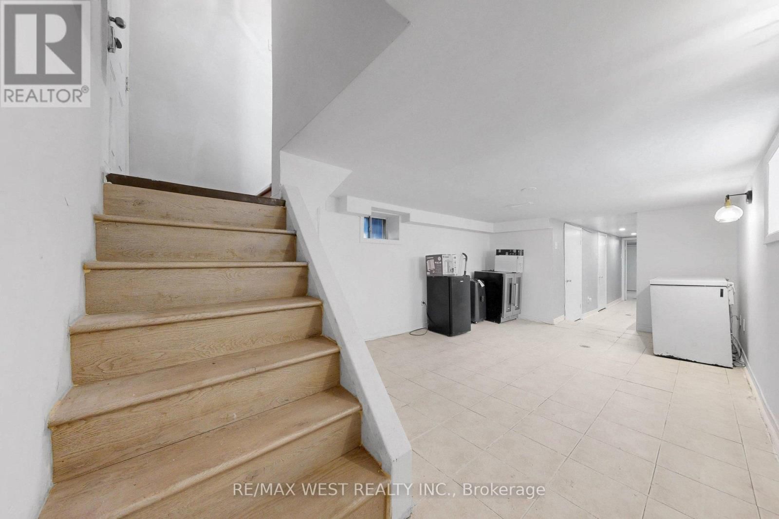 538 MCROBERTS AVENUE Image 17