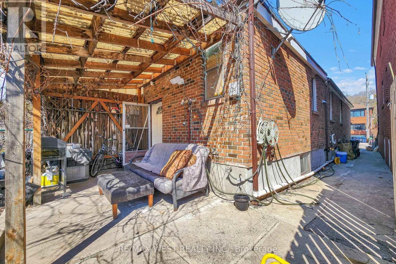 538 MCROBERTS AVENUE Image 28