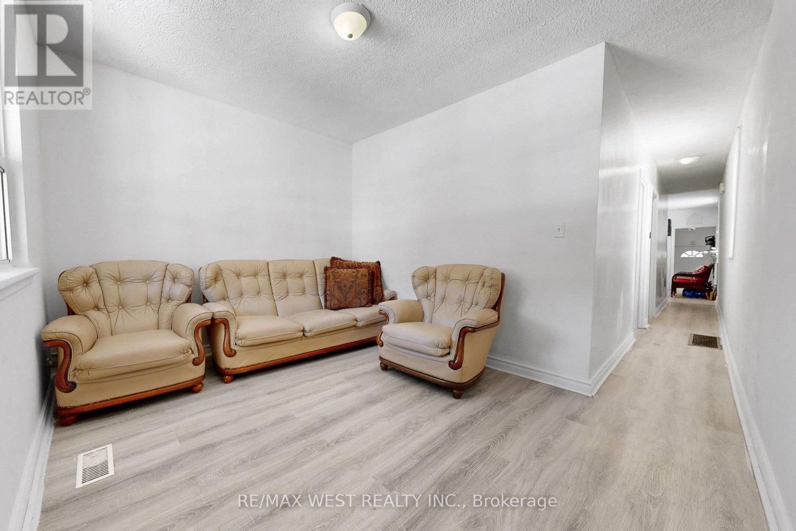 538 MCROBERTS AVENUE Image 3