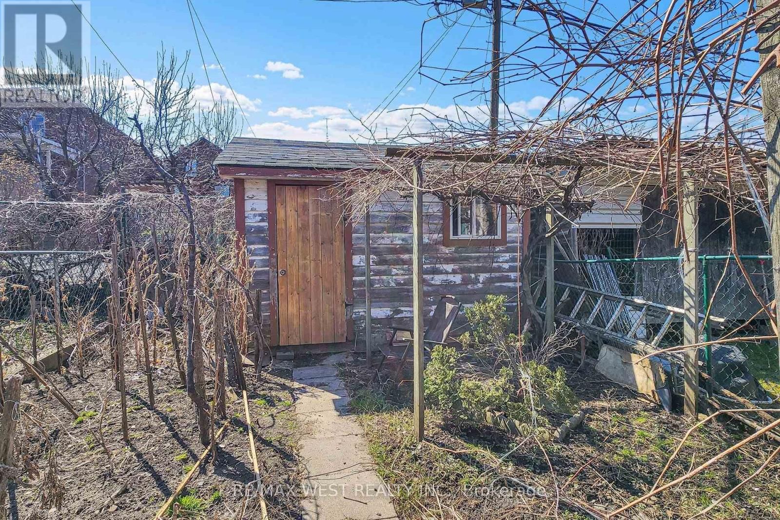 538 MCROBERTS AVENUE Image 30