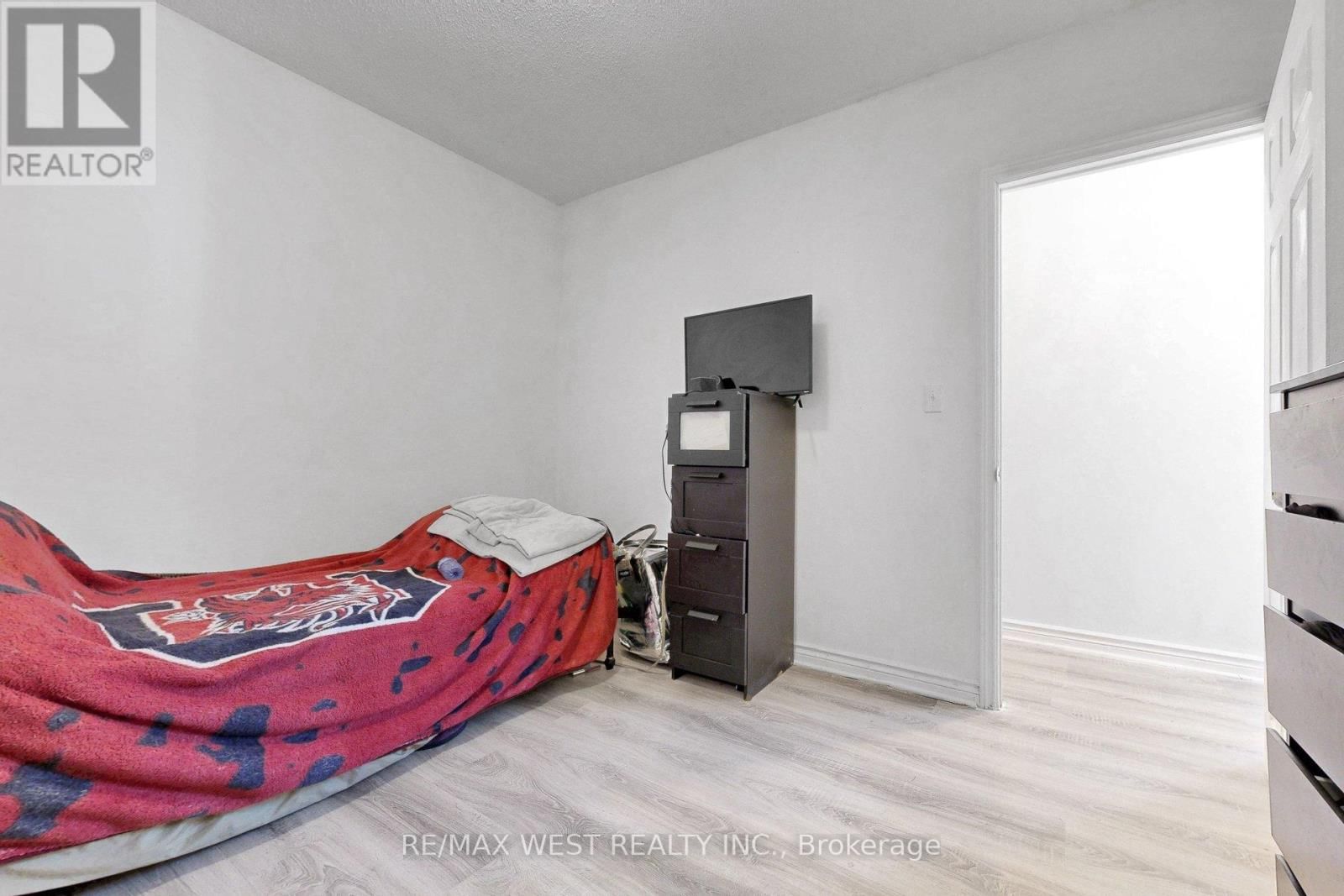 538 MCROBERTS AVENUE Image 9