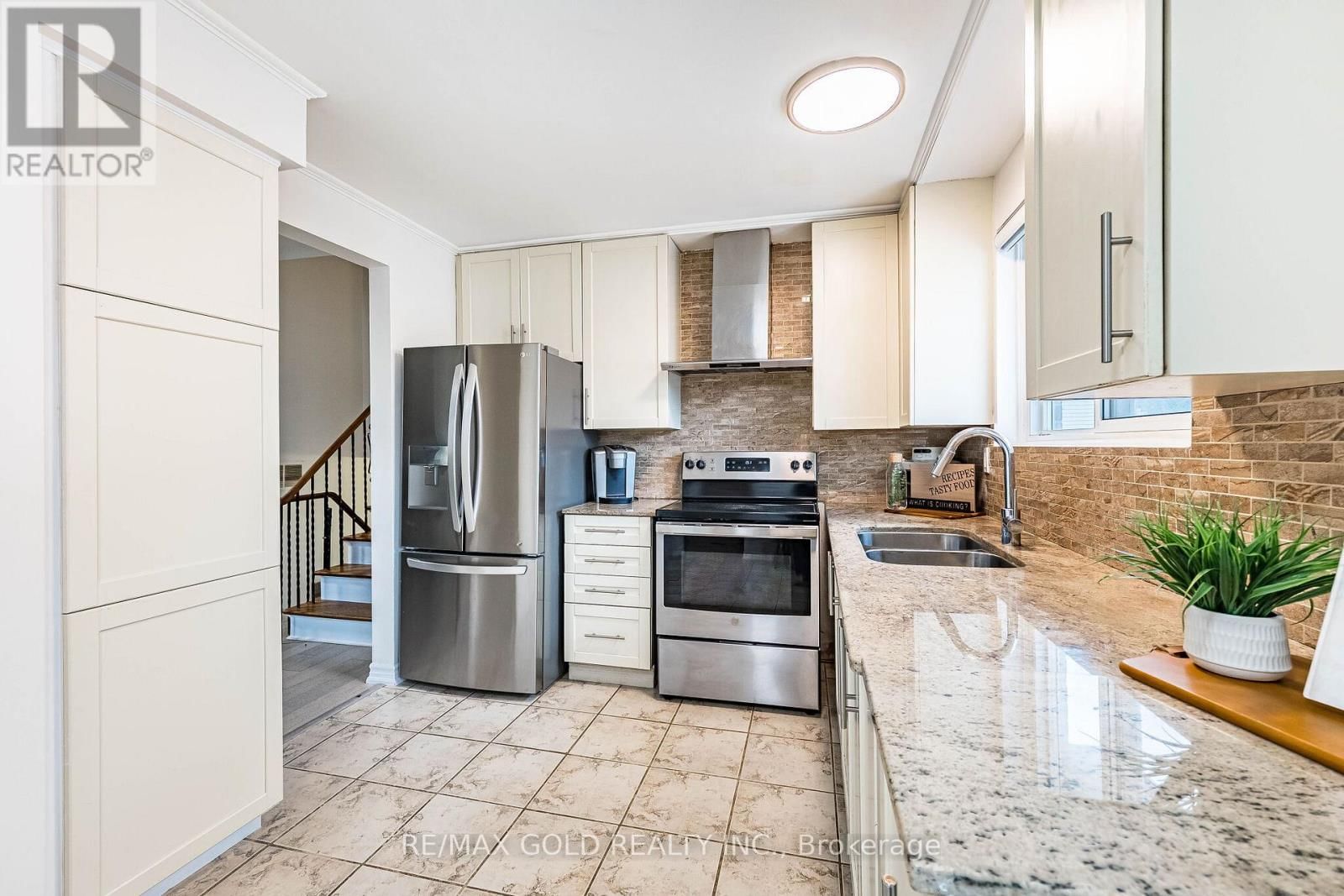 52 GARFIELD CRESCENT Image 1