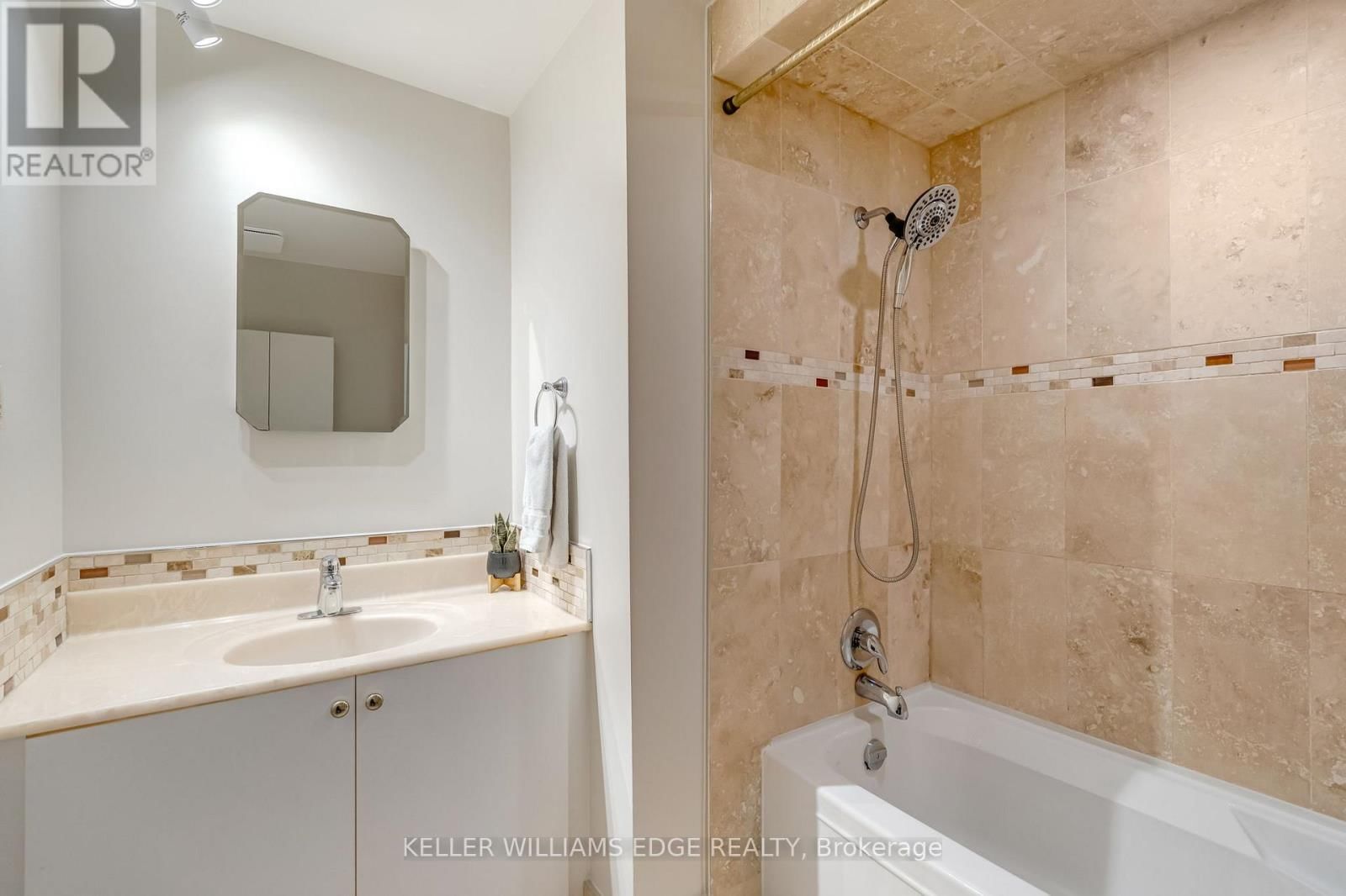 5 - 2185 FAIRCHILD BOULEVARD Image 22