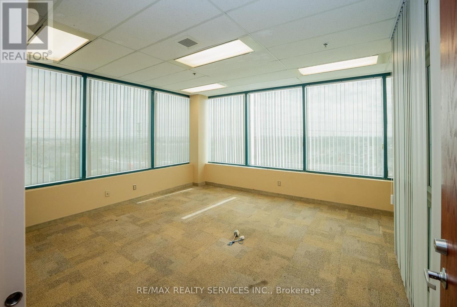 401 - 989 DERRY ROAD Image 28