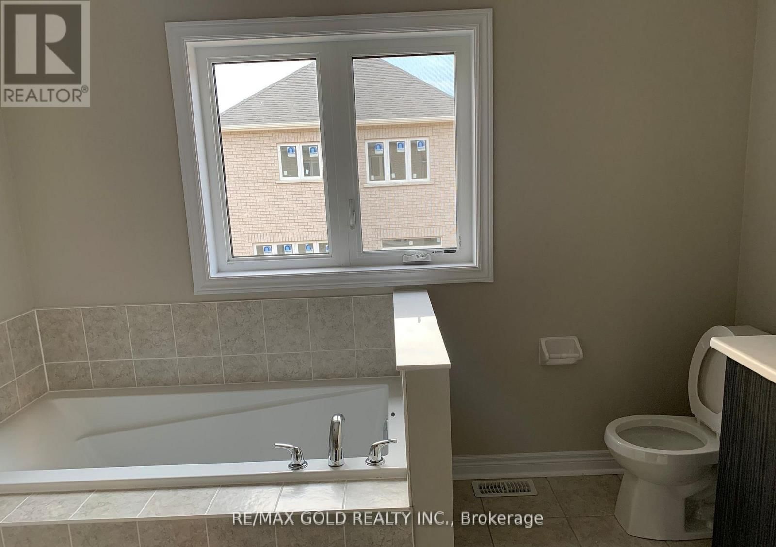 140 FINEGAN CIRCLE Image 12