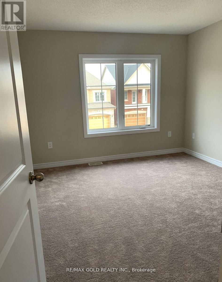 140 FINEGAN CIRCLE Image 13