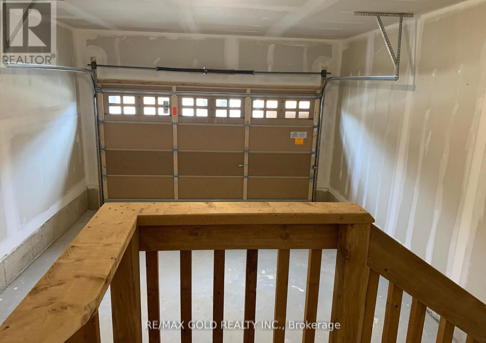 140 FINEGAN CIRCLE Image 4