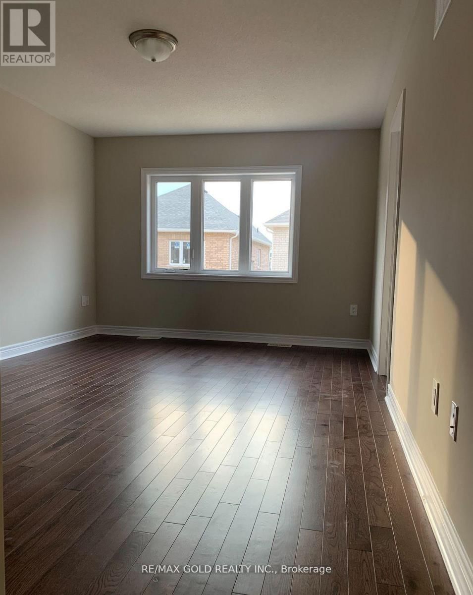 140 FINEGAN CIRCLE Image 7