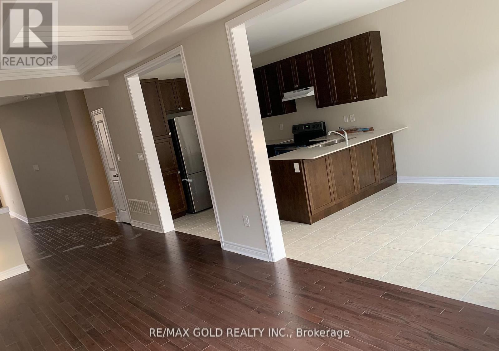 140 FINEGAN CIRCLE Image 8