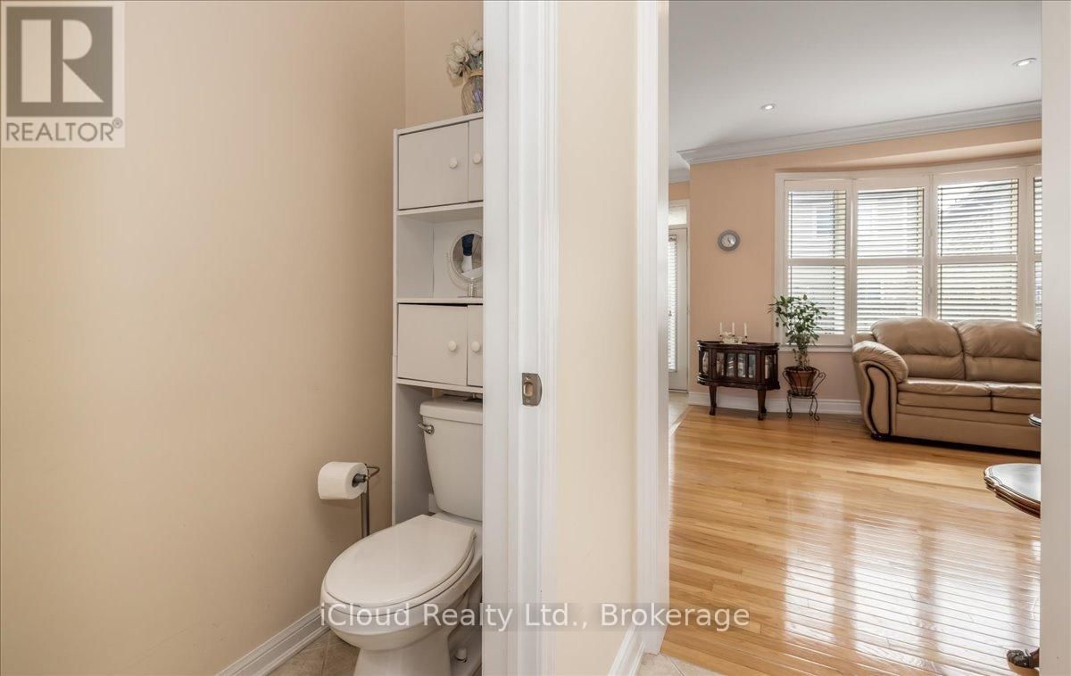 625 LAUGHREN CRESCENT Image 18