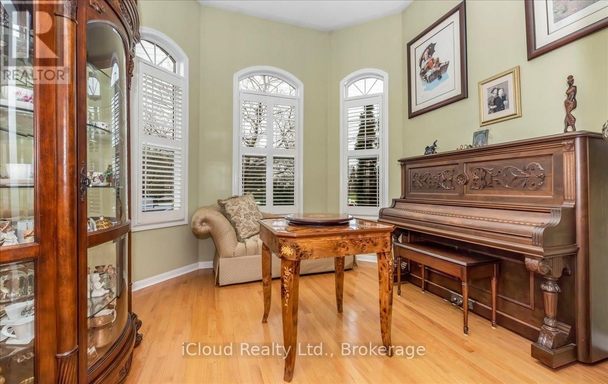 625 LAUGHREN CRESCENT Image 9