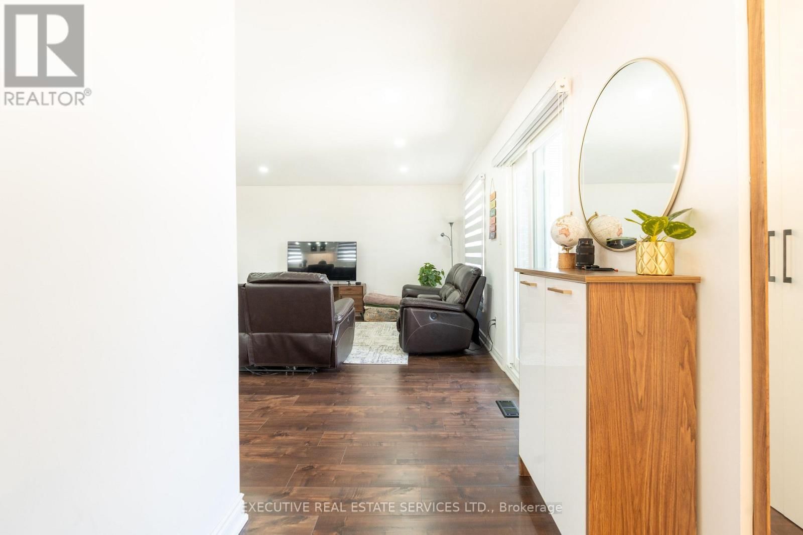 90 HINCHLEY WOOD GROVE Image 11