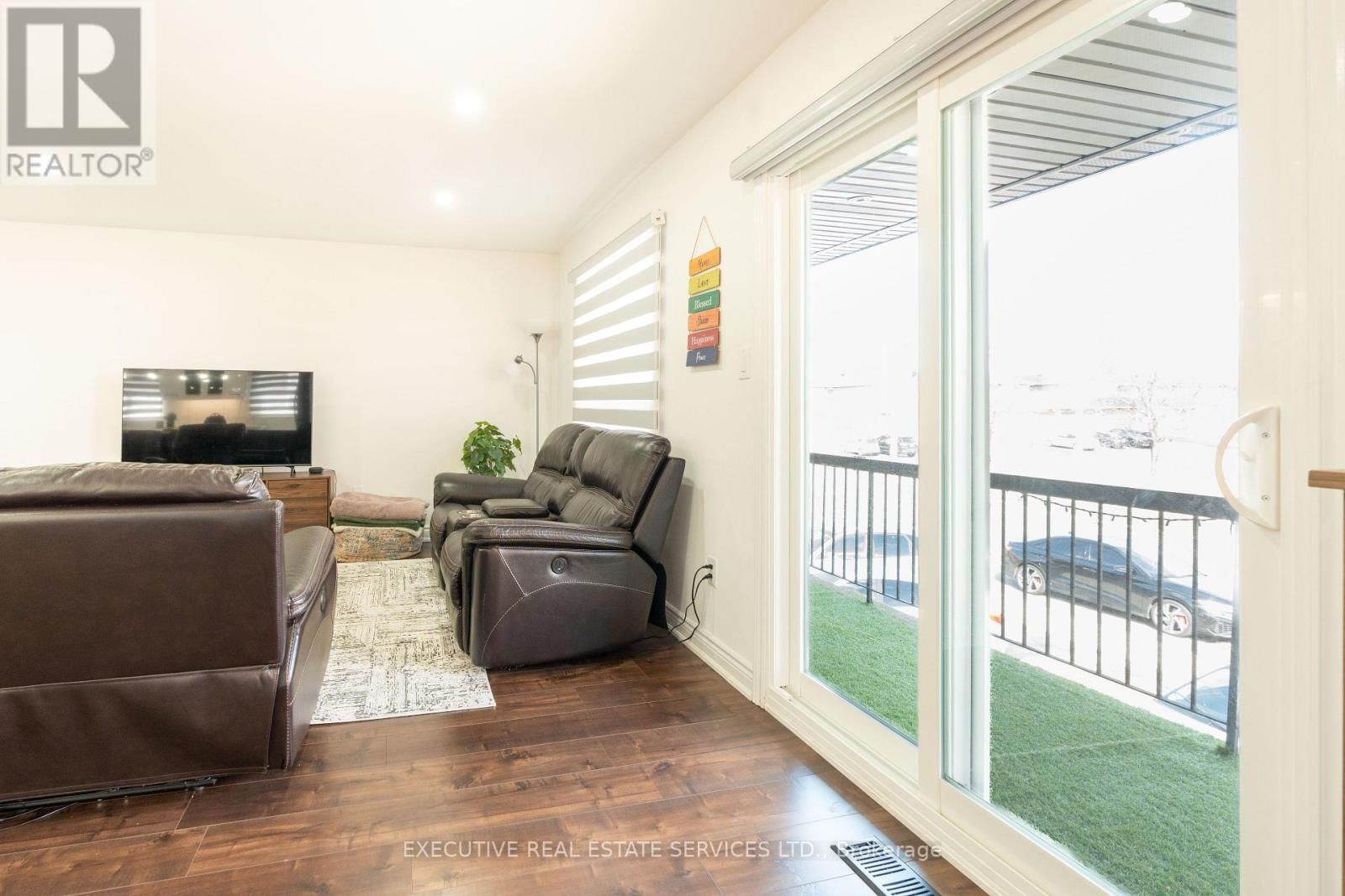 90 HINCHLEY WOOD GROVE Image 12